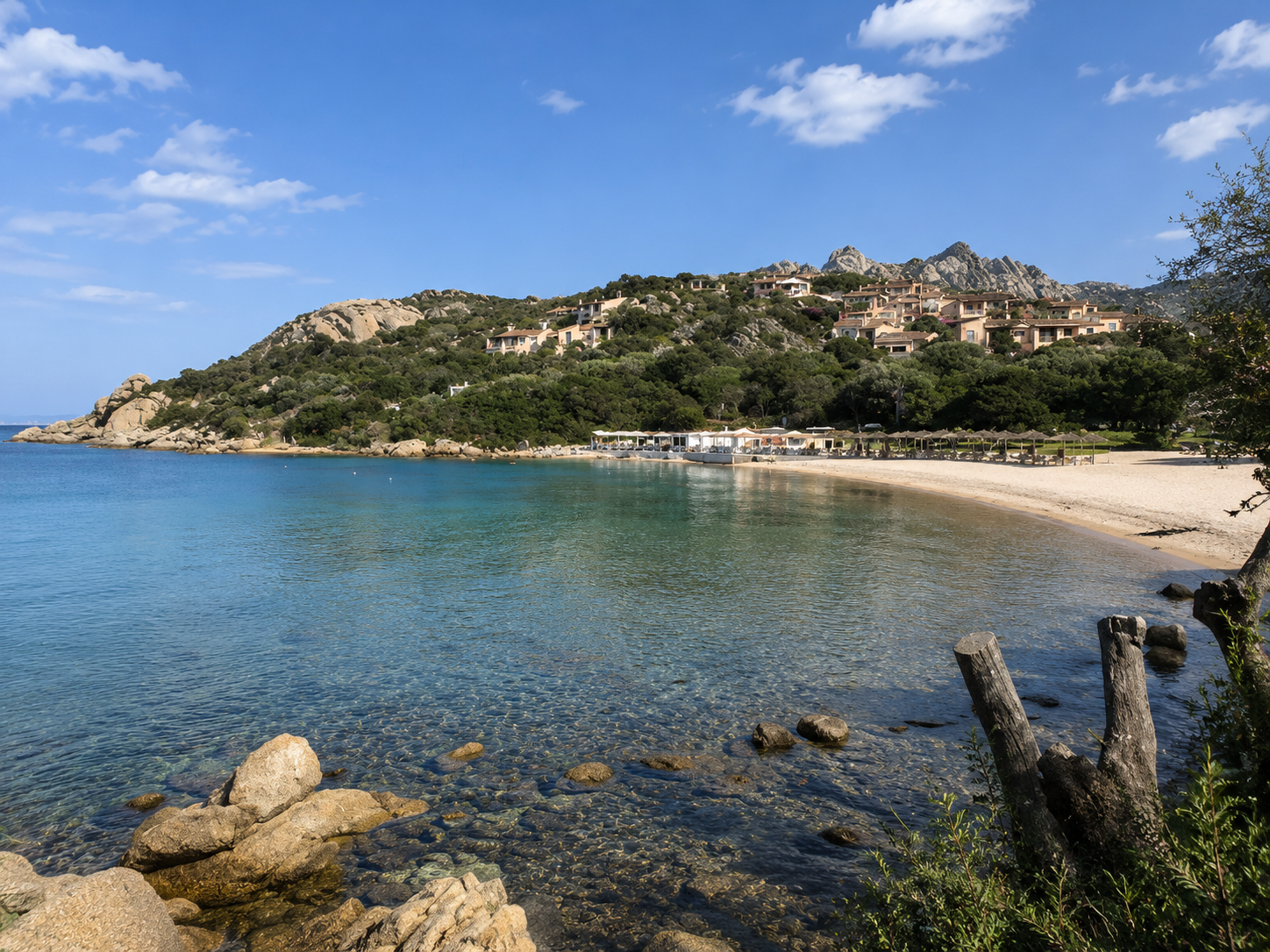 Liscia di Vacca, Arzachena — baia riparata con sabbia chiara, acqua trasparente e granito rosa della Costa Smeralda