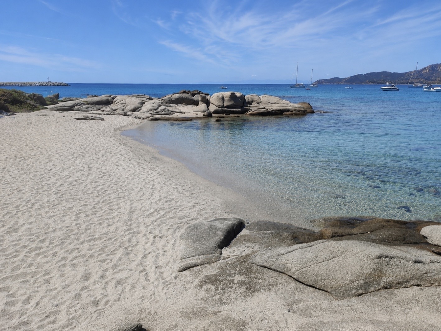 Spiaggia del Riso, Villasimius — granelli di quarzo simili a riso, acqua turchese e massi granitici