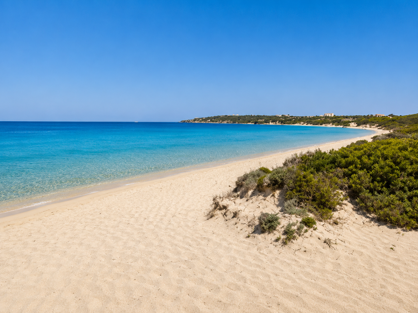 Le Saline, Calasetta — lunga spiaggia di sabbia chiara con dune, acqua turchese trasparente e macchia mediterranea
