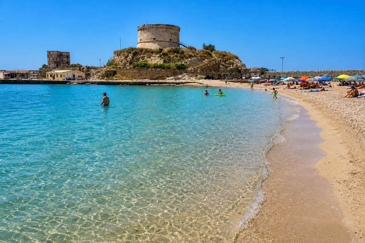 Bosa Marina, Bosa — spiaggia di sabbia chiara con la torre spagnola dell'Isola Rossa sul promontorio e acqua cristallina