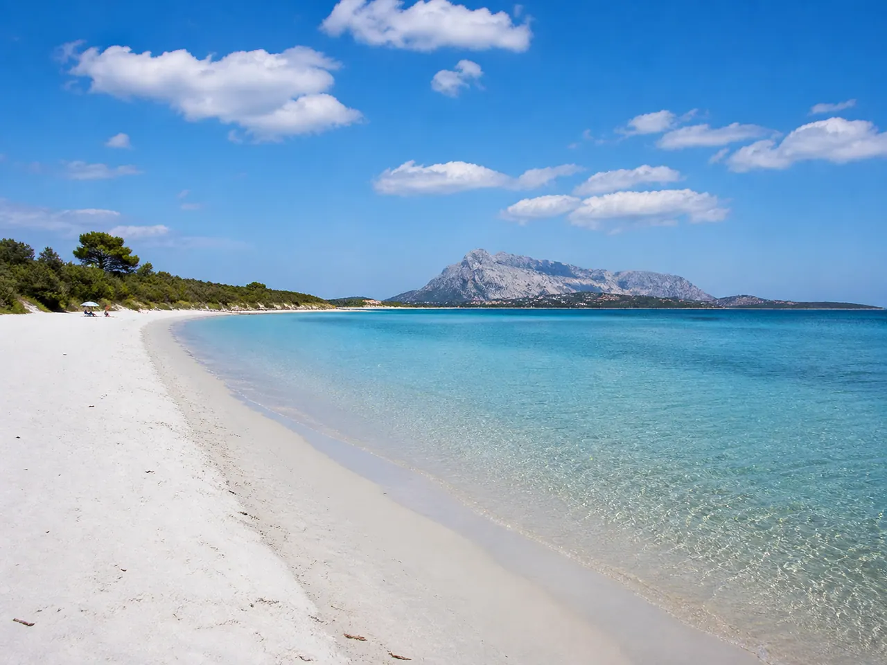 Cala Brandinchi, San Teodoro — sabbia bianchissima e acqua turchese con vista su Tavolara