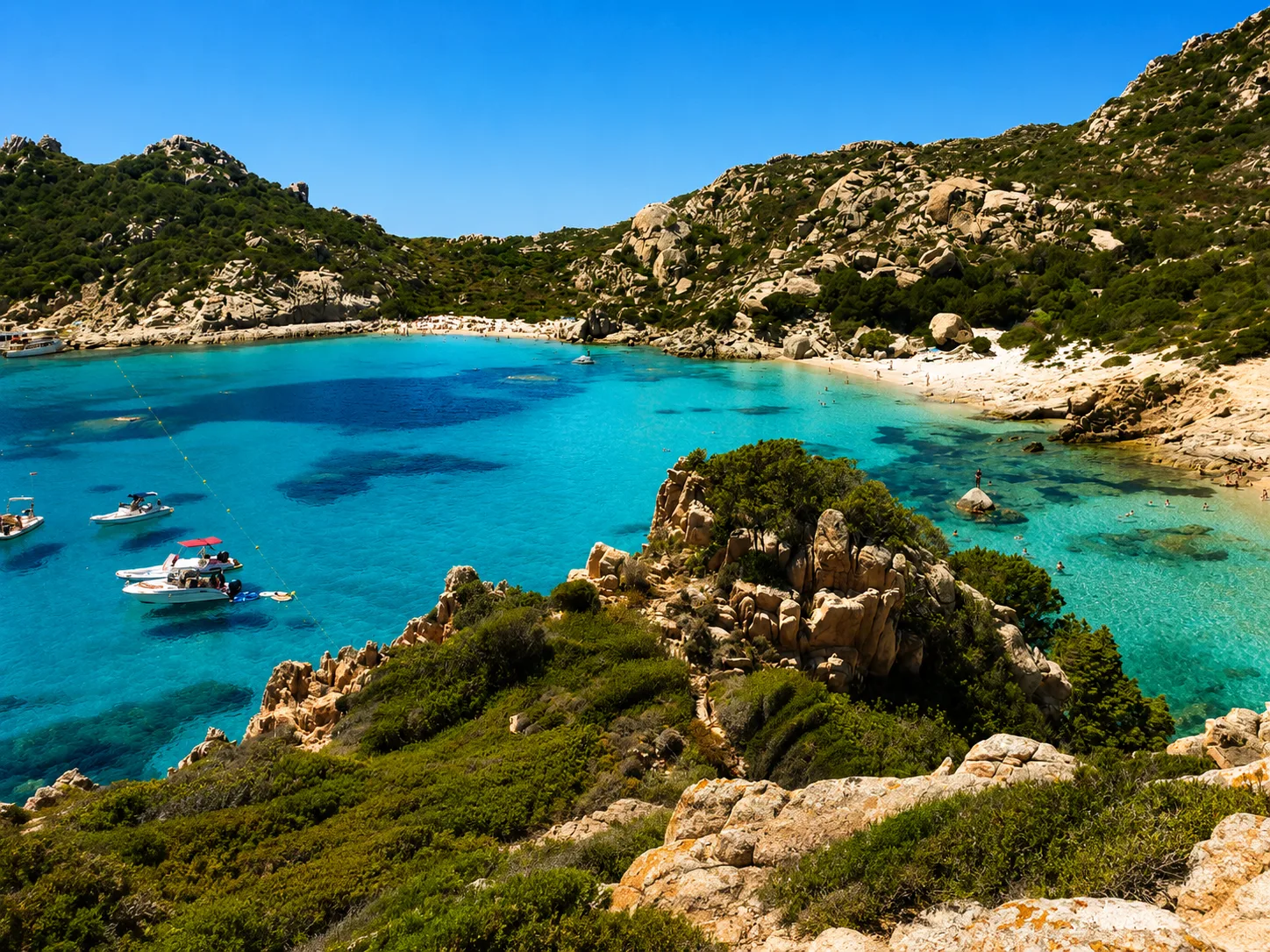 Cala Granara, Spargi (La Maddalena) — insenatura con acqua azzurra, barche all'ancora e rocce di granito