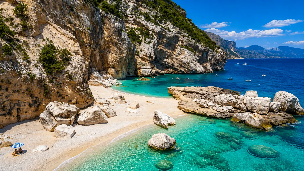 Cala Mariolu, Baunei — ciottoli bianchi e rosa con acqua turchese e falesie a strapiombo