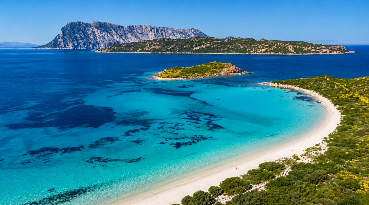 Capo Coda Cavallo, San Teodoro — baia turchese con isolotti e vista spettacolare su Tavolara