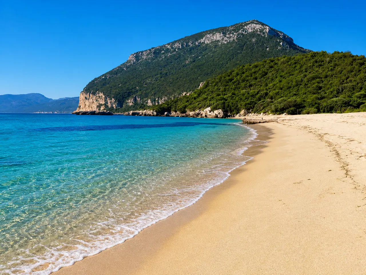 Cartoe, Dorgali — spiaggia dorata ai piedi del promontorio verde con mare limpido