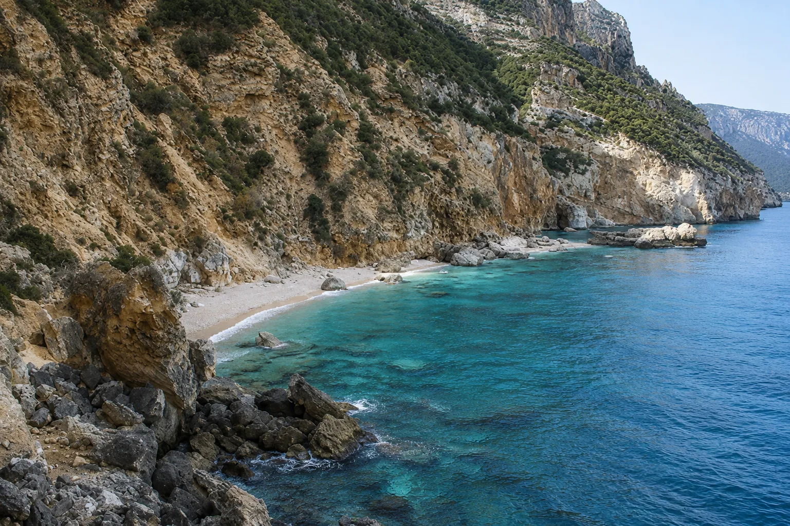 Ispuligidenie, Baunei — piccola cala di ciottoli sotto le falesie del Golfo di Orosei con acqua trasparente