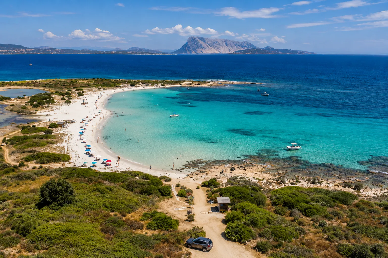 L'Isuledda, San Teodoro — vista aerea con sabbia bianca, mare turchese e Tavolara sullo sfondo