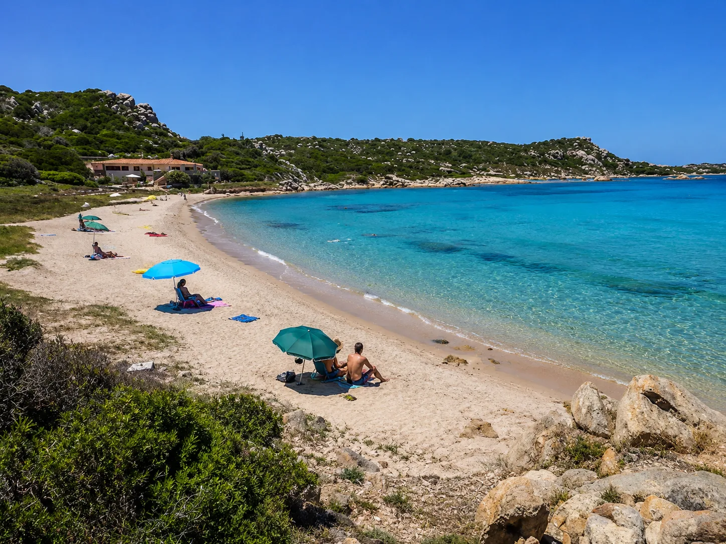 Monti da Rena, Spargi (La Maddalena) — spiaggia di sabbia chiara con ombrelloni e mare cristallino