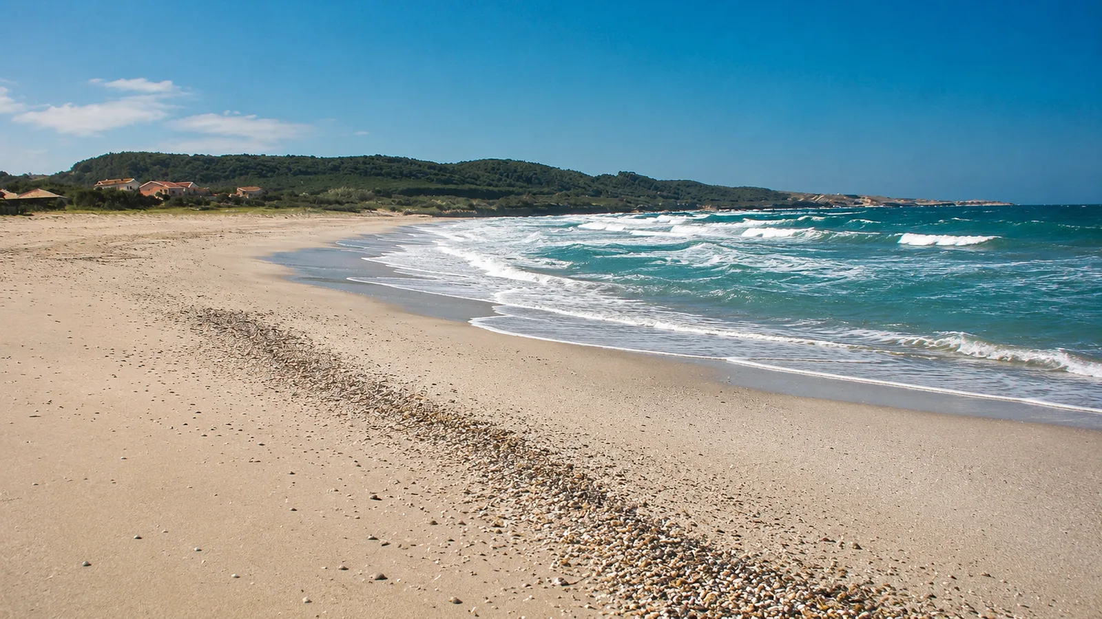 Platamona, Sorso — lungo arenile con onde leggere e costa aperta sul mare