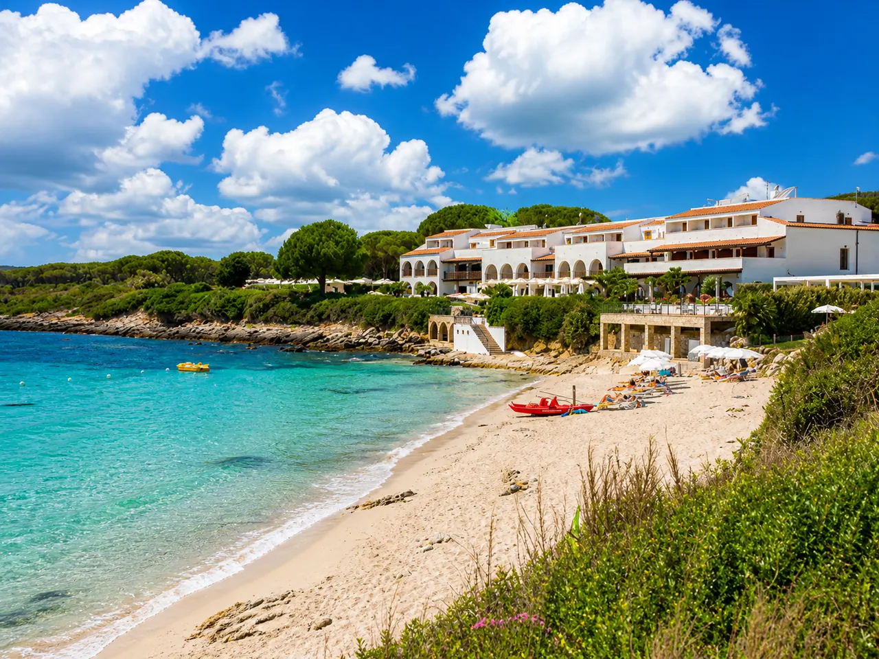 Punta Negra, Stintino — cala riparata di sabbia chiara con acqua turchese e residence affacciato