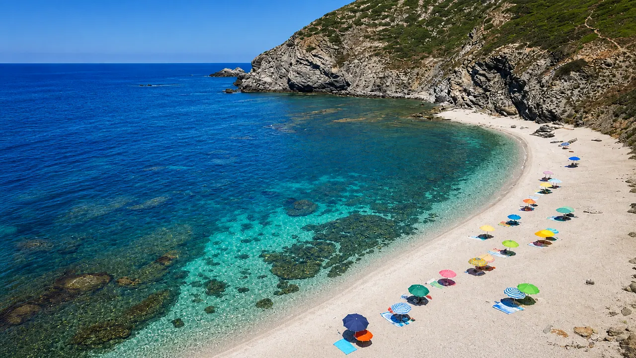 Rena Majore, Santa Teresa Gallura — ampia mezzaluna di sabbia chiara con acqua trasparente e scogliera sullo sfondo