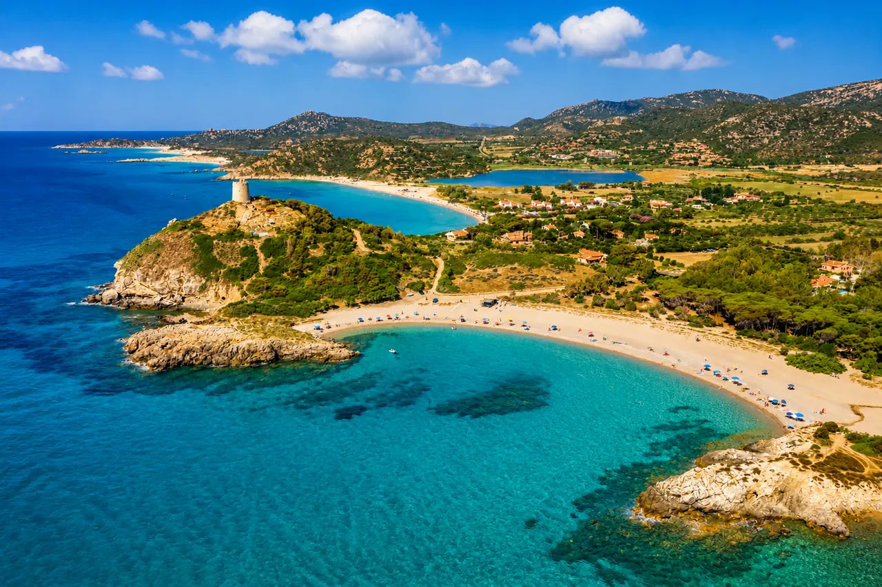 Su Portu, Domus de Maria — vista aerea della caletta dietro la Torre di Chia con acqua cristallina e stagno