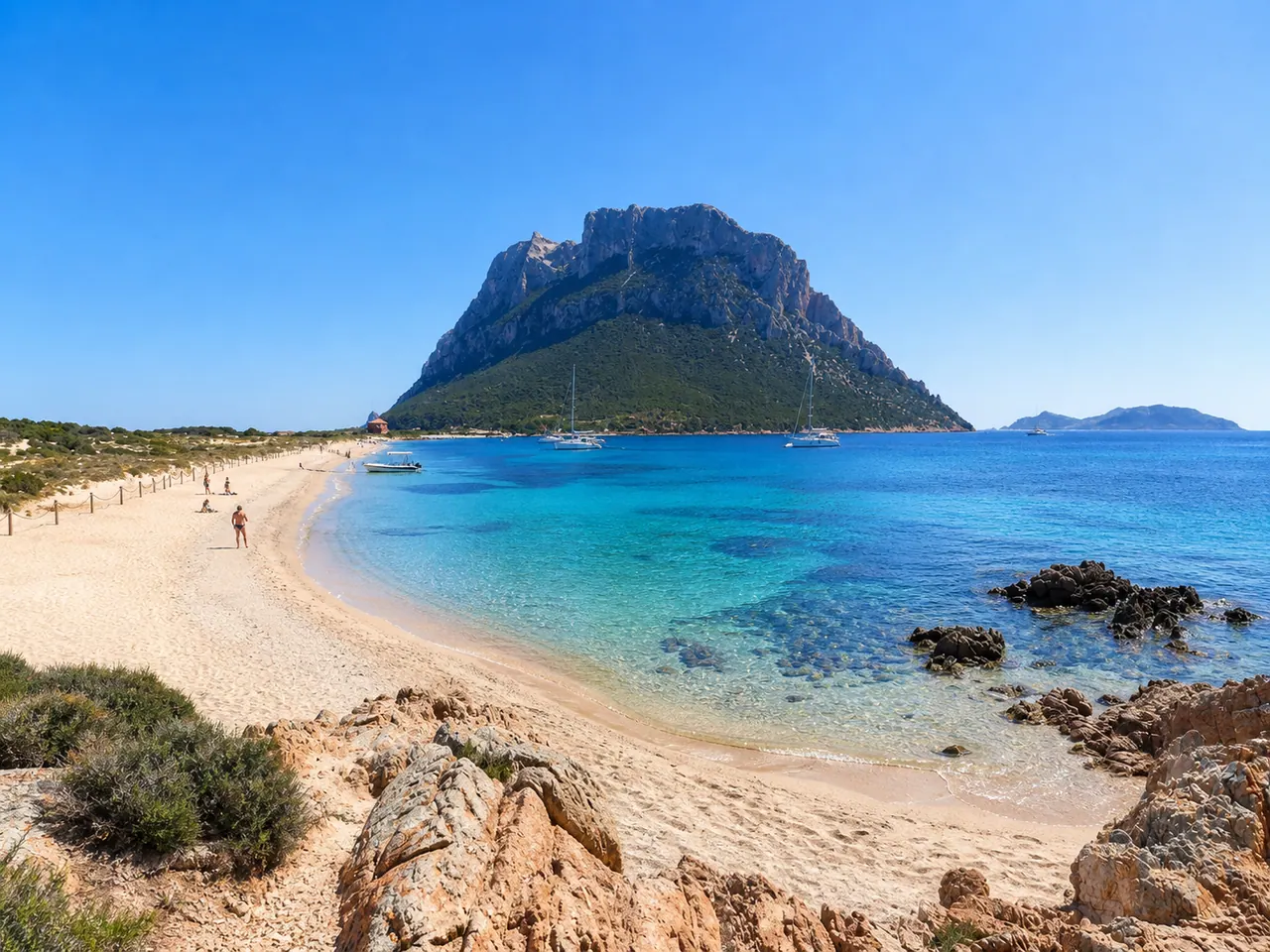 Spalmatore di Terra, Tavolara — lingua di sabbia chiara con l'imponente monte calcareo sullo sfondo