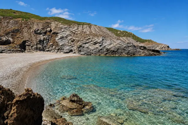 Argentiera, Sassari — piccola insenatura con falesie rocciose e acqua limpida