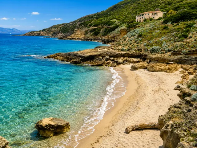 Burantin, Alghero — piccola cala di sabbia tra scogli arenari con acqua cristallina turchese