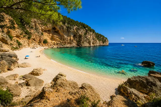Cala Biriola, Baunei — cala di ciottoli bianchi tra falesie calcaree con acqua turchese del Golfo di Orosei