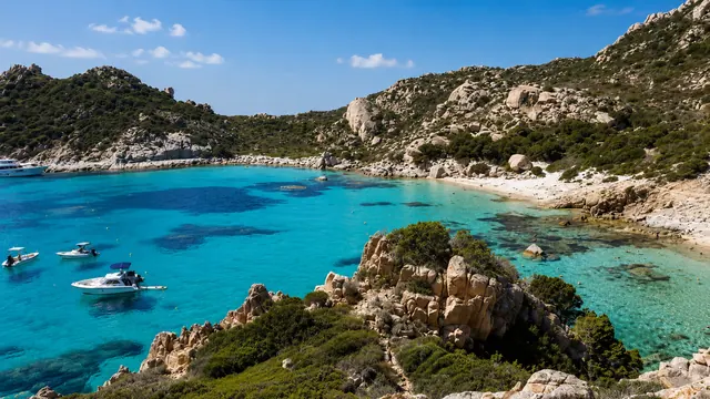Cala Corsara, Spargi (La Maddalena) — grande baia granitica con acqua turchese intensa, scogli scolpiti e piccola spiaggia chiara