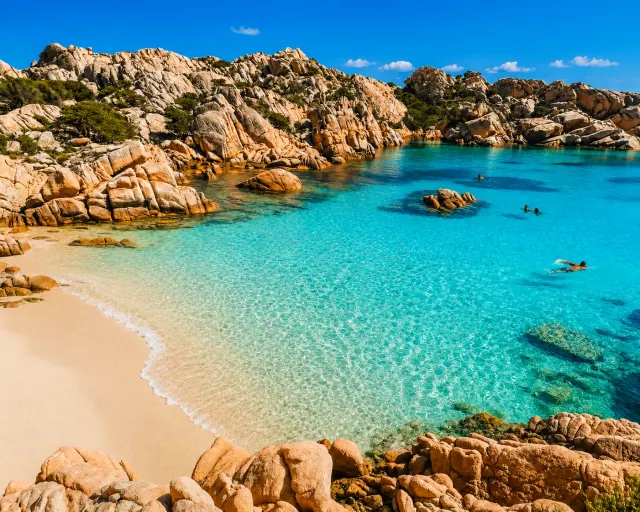 Cala Coticcio, La Maddalena — piccola caletta di sabbia bianca incastonata tra rocce di granito con acqua turchese cristallina