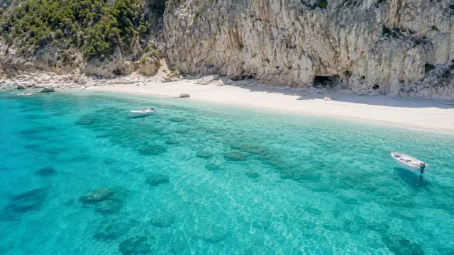 Cala dei Gabbiani, Baunei — vista aerea della cala con sabbia bianca e acqua turchese cristallina