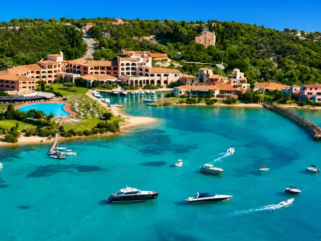 Cala di Volpe, Arzachena — baia iconica della Costa Smeralda con acqua turchese e resort affacciato