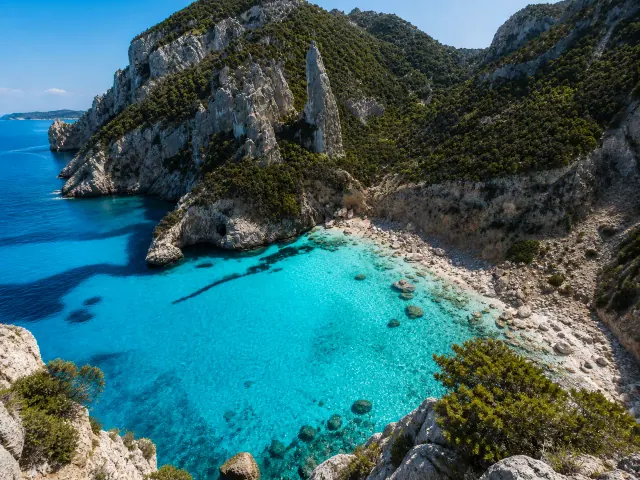 Cala Goloritzé, Baunei — baia con guglia calcarea e acqua turchese