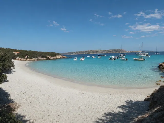 Cala Granara, Spargi (La Maddalena) — cala di sabbia chiara con acqua trasparente e barche all'ancora nella baia riparata