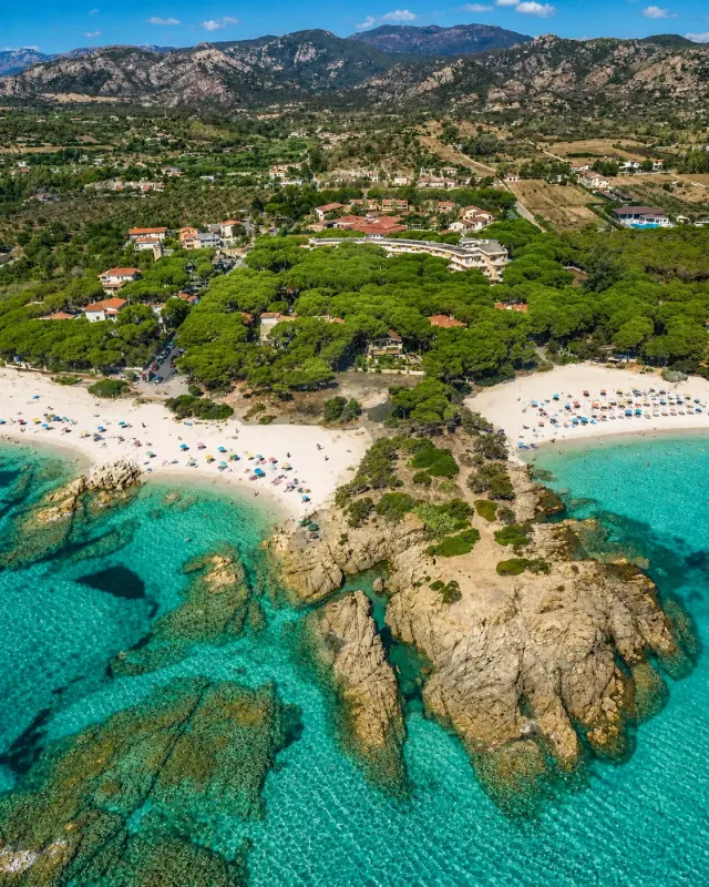 Cala Liberotto, Orosei — calette di sabbia bianca tra pinete e scogli rosa