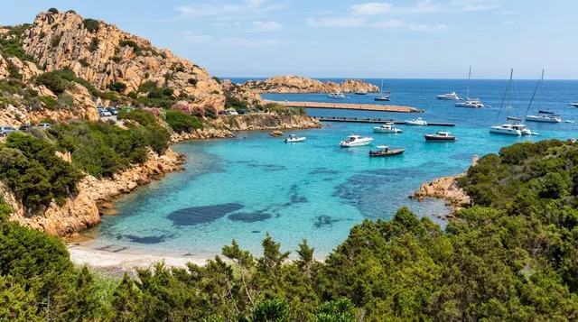 Cala Lunga, La Maddalena — insenatura con acqua turchese trasparente, graniti dorati, pontile e barche alla fonda