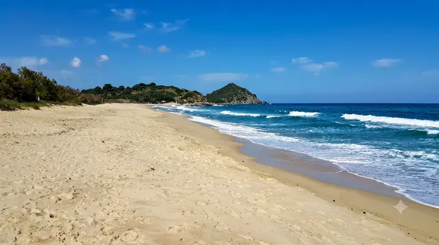 Cala Marina, Pula — lunga spiaggia sabbiosa con onde leggere, macchia mediterranea e promontorio sul mare