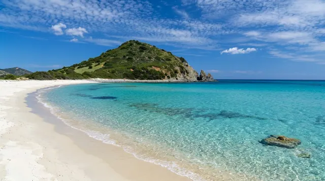 Cala Monte Turno, Castiadas — baia con sabbia bianca, acqua turchese e caratteristico monte verde a picco sul mare