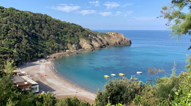 Cala Moresca, Golfo Aranci — piccola baia riparata con acqua blu profonda e verde macchia mediterranea
