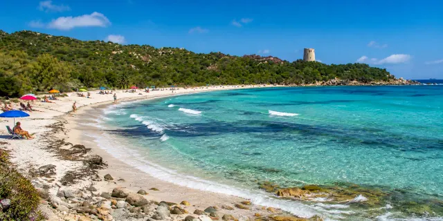 Cala Pira, Castiadas — baia turchese protetta con torre costiera e sabbia chiara