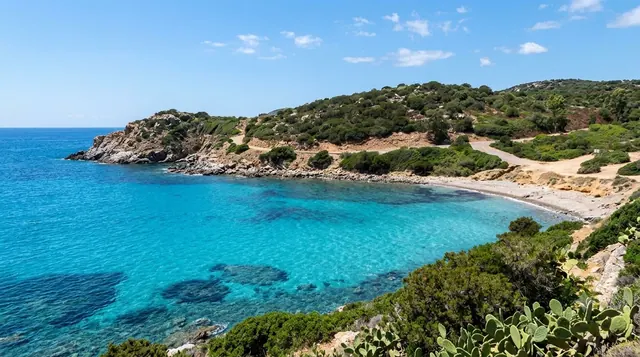 Cala Regina, Quartu Sant'Elena — piccola cala con acqua azzurra cristallina, promontorio con macchia mediterranea e fichi d'india in primo piano