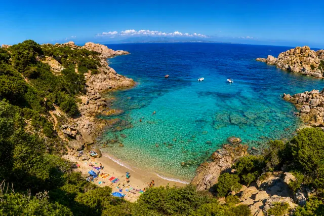 Cala Spinosa, Santa Teresa Gallura — piccola cala tra rocce granitiche e acqua smeraldo