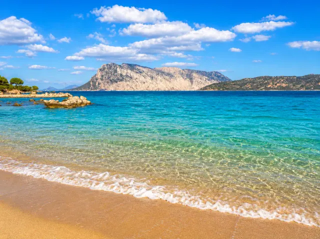 Cala Suaraccia, Budoni — sabbia dorata e acqua trasparente con vista spettacolare su Tavolara