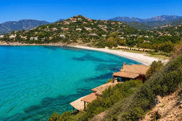 Cann'e Sisa, Maracalagonis — baia tranquilla tra Geremeas e Torre delle Stelle con acqua cristallina e ville sulla collina