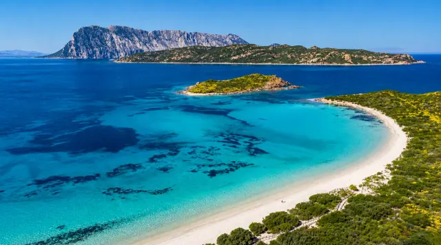 Capo Coda Cavallo, San Teodoro — baia turchese con isolotti e vista spettacolare su Tavolara