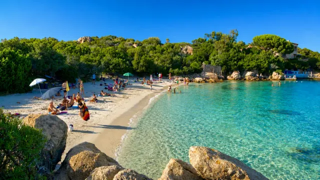 Capriccioli, Arzachena — sabbia chiara, granito rosa e acqua cristallina della Costa Smeralda
