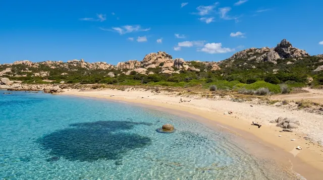 Spiaggia del Cardellino, La Maddalena — piccola cala con sabbia chiara, acqua trasparente e grandi rocce di granito modellate dal vento