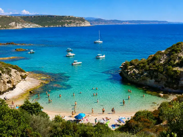 Compoltitu, Bosa — cala incastonata tra scogliere di basalto rosso con acqua turchese