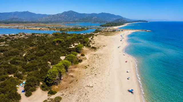 Feraxi, Muravera — lunga spiaggia chiara tra stagni costieri e mare azzurro intenso