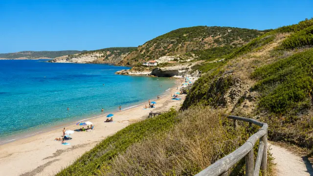 Gutturu Flumini, Arbus — spiaggia dorata della Costa Verde con falesie bianche
