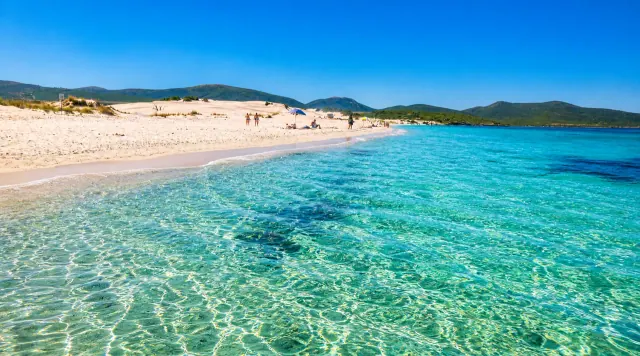 Is Arenas Biancas, Teulada — dune di sabbia bianchissima e mare turchese cristallino con monti sullo sfondo
