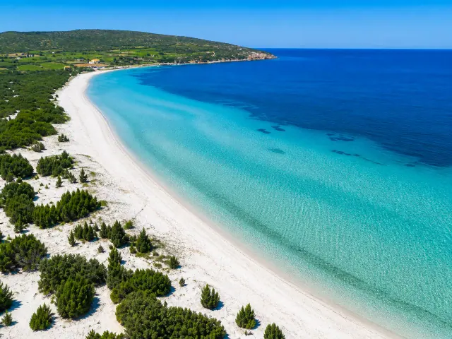 Is Solinas, Masainas — sabbia chiara tra dune e ginepri con mare cristallino