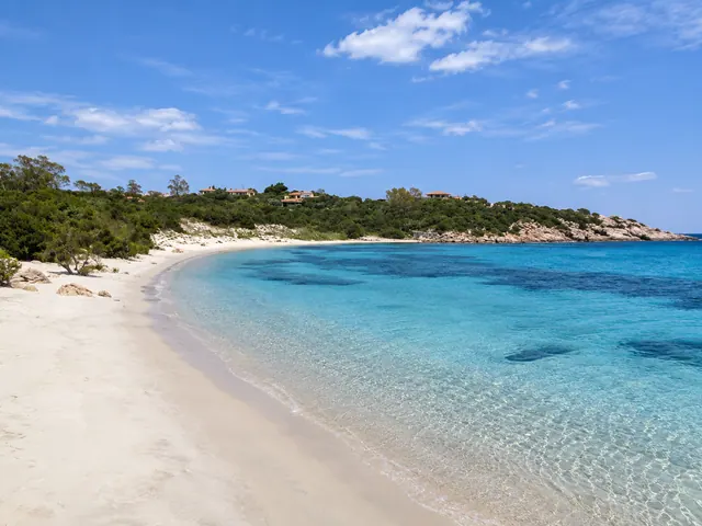 La Celvia, Arzachena — sabbia bianca, acqua cristallina turchese e macchia mediterranea della Costa Smeralda