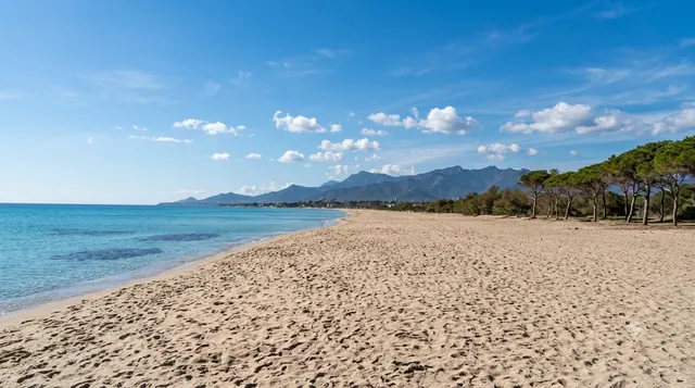 La Maddalena Spiaggia, Capoterra — lunga spiaggia di sabbia dorata con pineta, acqua turchese e profilo delle montagne di Capoterra sullo sfondo