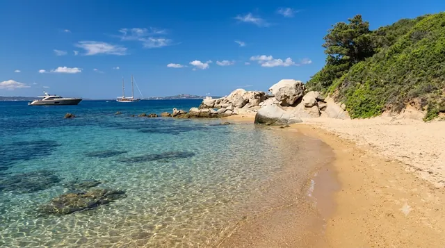 La Pitrizza, Arzachena — piccola caletta di Costa Smeralda con sabbia dorata, acqua trasparente e grandi massi di granito