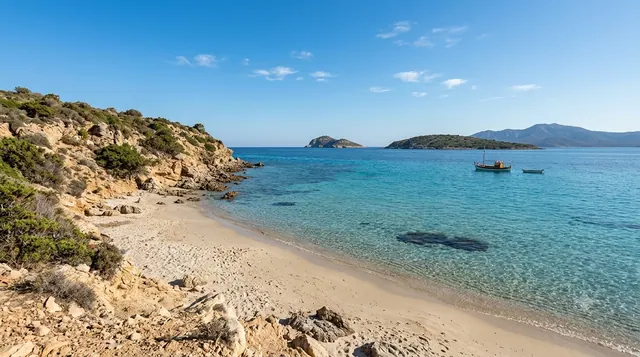 Laconia, Arzachena — piccola cala riparata con sabbia chiara, acqua turchese cristallina e macchia mediterranea sugli scogli