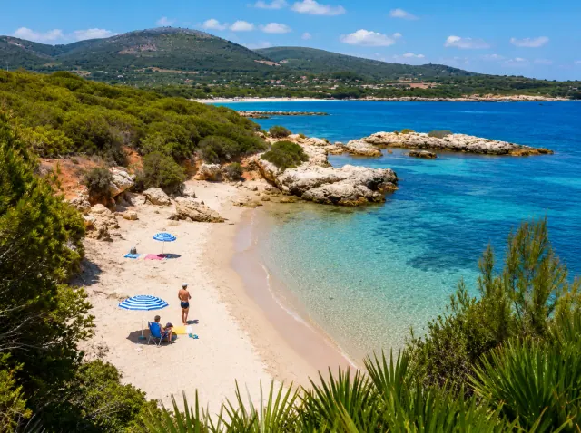 Lazzaretto, Alghero — piccola cala di sabbia chiara tra macchia mediterranea con acqua cristallina