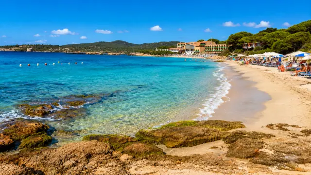 Le Bombarde, Alghero — sabbia bianca, acqua turchese trasparente e pineta affacciata sulla baia